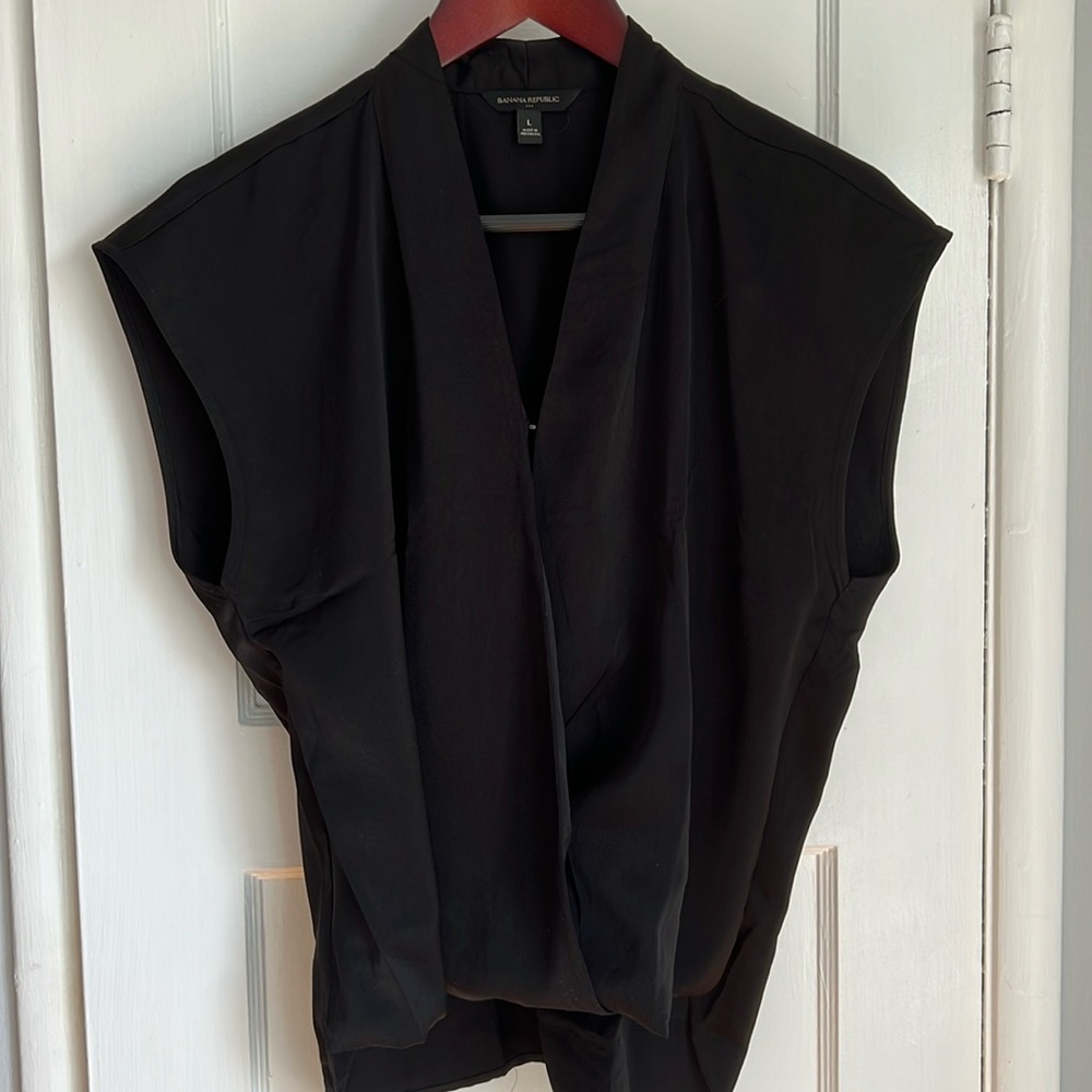 Banana Republic black cap sleeve top. Size L